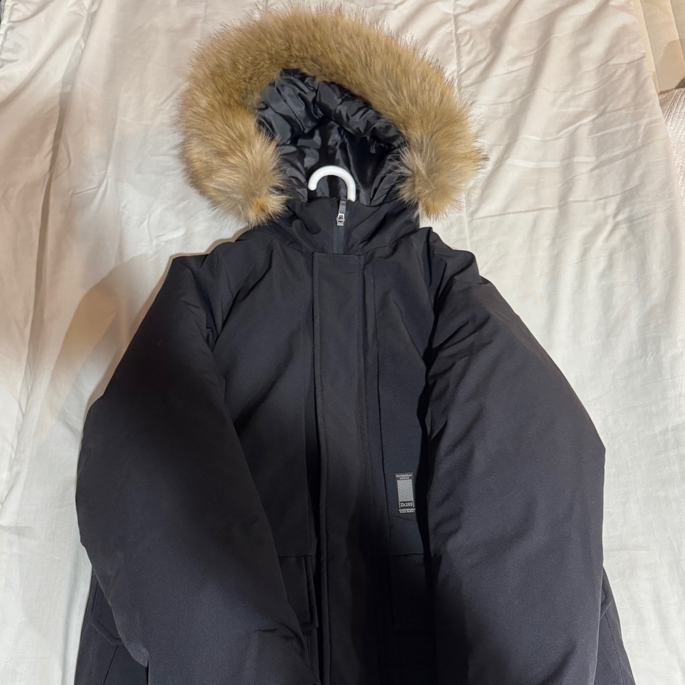KIDS BLACK HEAT SEALED FEATHER & DOWN PUFFER COAT. Age 12-16 years old.